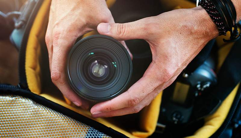 Read more about the article Prime vs. Zoom Lenses: Which One Should a Beginner Photographer Start With?