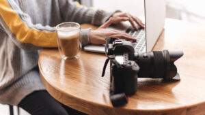 Read more about the article Online vs In-Person Photography and Videography Courses in 2025