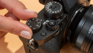 Read more about the article Best Camera Settings for Beginners in 2026: Phone, DSLR & Mirrorless Explained Simply