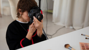 Read more about the article Photography Courses for Beginners (2026): What to Learn Before Buying a Camera