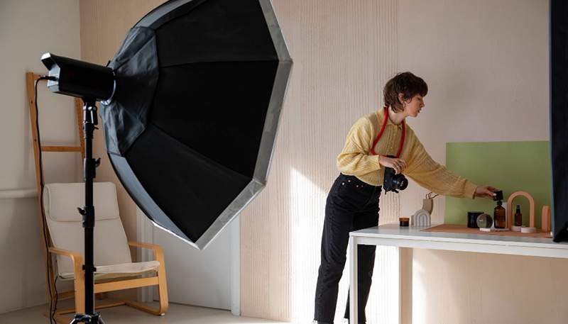 Read more about the article Simple Portrait Photography Lighting Setups for Beginners